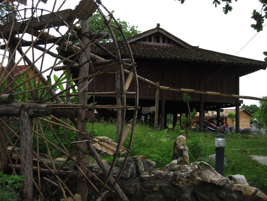 Những chiếc cọn nước bên những mái nhà sàn như góp phần tô điểm cho vẻ đẹp thơ mộng của miền núi rừng Tây Bắc (Ảnh: Internet).