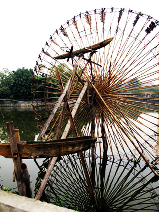 Nhiều năm trước và cho cả đến bây giờ, hễ được đặt chân lên vùng cao Tây Bắc, ai cũng mong được một lần đứng bên những chiếc cọn nước của đồng bào để thích thú ngắm nhìn rồi tạo dáng chụp một vài kiểu ảnh làm kỷ niệm (Ảnh: Internet).