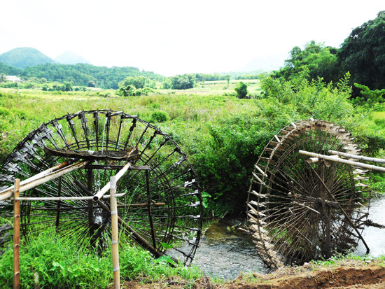 Ra đời từ nhu cầu thủy lợi ở vùng cao, cọn nước được làm ra nhằm tận dụng sức nước từ các dòng chảy tự nhiên để đưa nước lên cao, dẫn nước về các đồng ruộng và thôn bản (Ảnh: Phạm Hải).
