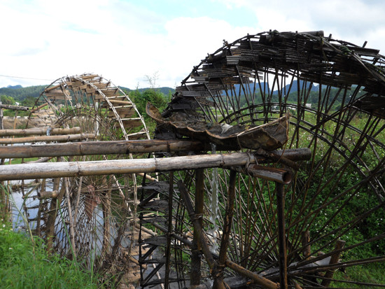 Mỗi một chiếc cọn được hoàn thành là biết bao tâm huyết và công sức của người làm ra gửi vào đó và từ bao đời nay, hình ảnh các cọn nước như những bánh xe khổng lồ chậm rãi quay những vòng quay đều đều bên dòng suối, bên ruộng nương, đồi bãi của đồng bào các dân tộc vùng cao (Ảnh: Phạm Hải).