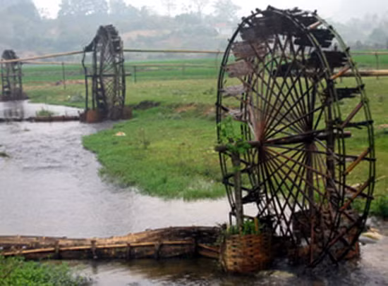 Nhiều năm trước và cho cả đến bây giờ, hễ được đặt chân lên vùng cao Tây Bắc, ai cũng mong được một lần đứng bên những chiếc cọn nước của đồng bào để thích thú ngắm nhìn rồi tạo dáng chụp một vài kiểu ảnh làm kỷ niệm (Ảnh: Internet).