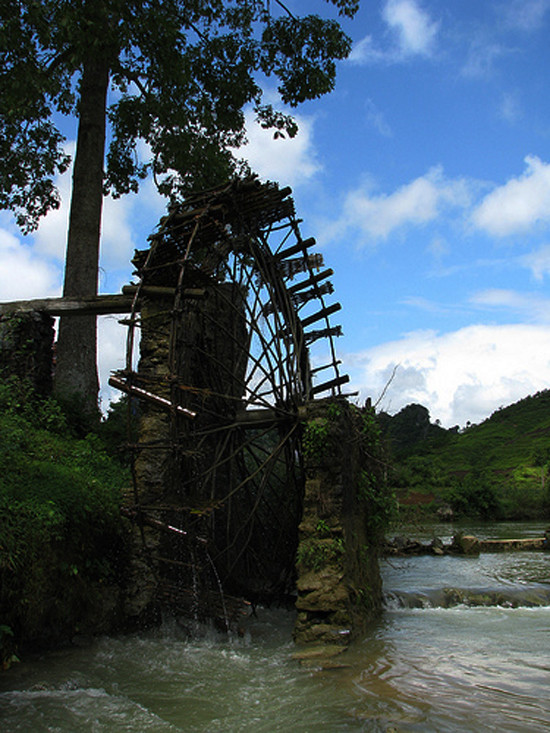 Quá trình làm mỗi chiếc cọn là cả một kỳ công với những bí quyết được truyền lại từ nhiều thế hệ. Muốn làm được một chiếc cọn nước tốt thì phải chuẩn bị vật liệu thật cẩn thận. Tất cả vật liệu để làm cọn như gỗ, tre nứa, vầu, lạt, giang mây,… đều phải lấy từ rừng đem về và đều đã để khô (Ảnh: Internet).