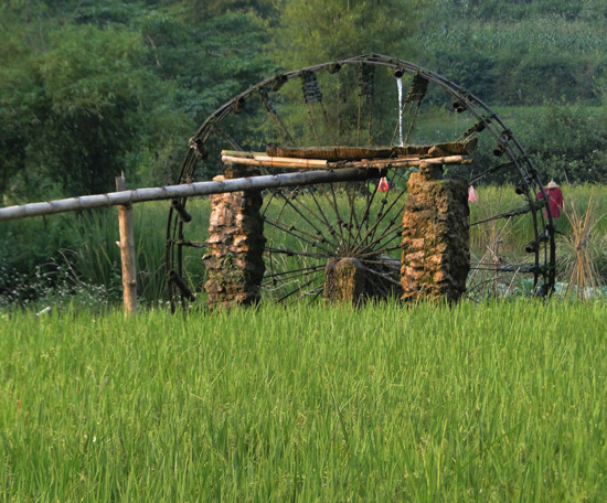 Được thiết kế rất khéo léo từ những vật liệu của núi rừng, những chiếc cọn nước thể hiện khả năng sáng tạo tuyệt vời của đồng bào miền núi trong công cuộc chinh phục thiên nhiên phục vụ lao động sản xuất và sinh hoạt (Ảnh: Phạm Hải).