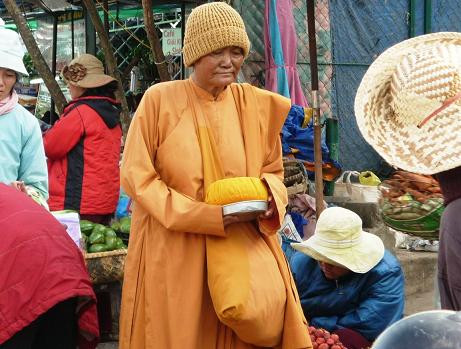 Khi đi khất thực, nhà sư sẽ không được đội mũ, nón. Ngoài bát, vị sư giả này còn đeo thêm túi để cho phẩm vật vào khi bát đã đầy Khi đi khất thực, nhà sư sẽ không được đội mũ, nón. Ngoài bát, vị sư giả này còn đeo thêm túi để cho phẩm vật vào khi bát đã đầy