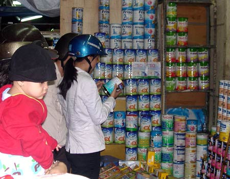 Chán với việc chạy đua với giá, nhiều bà nội trợ đã quay trở lại với mặt hàng sữa nội có giá mềm hơn. Chán với việc chạy đua với giá, nhiều bà nội trợ đã quay trở lại với mặt hàng sữa nội có giá mềm hơn.