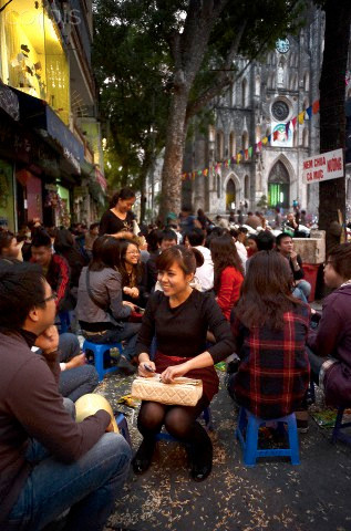 Giới trẻ Hà Nội rất thích ngồi tán gẫu bên vỉa hè. Giới trẻ Hà Nội rất thích ngồi tán gẫu bên vỉa hè.