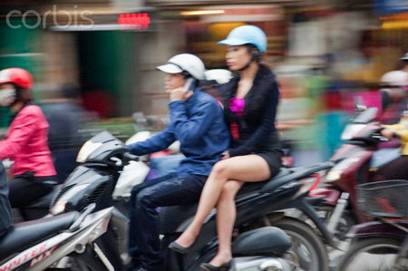 Với du khách nước ngoài, ngồi trên một chiếc xe máy lao đi vun vút với tư thế như thế này quả là một điều tài tình. Với du khách nước ngoài, ngồi trên một chiếc xe máy lao đi vun vút với tư thế như thế này quả là một điều tài tình.