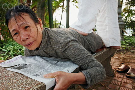 Một màn "massage" lạ mắt bên bờ hồ Hoàn Kiếm. Một màn "massage" lạ mắt bên bờ hồ Hoàn Kiếm.