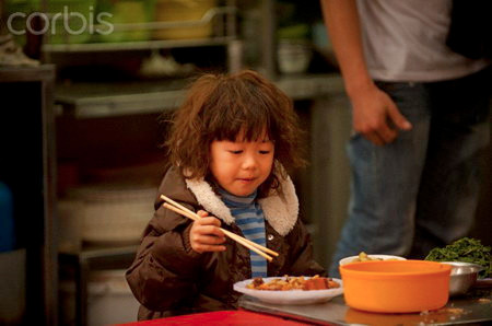Ăn bằng đũa là một thử thách lớn với nhiều khách Tây, chẳng bù với em bé này... Ăn bằng đũa là một thử thách lớn với nhiều khách Tây, chẳng bù với em bé này...