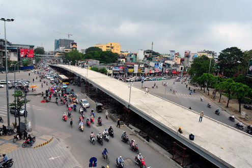 Cây cầu vượt bằng sắt thứ hai đặt tại ngã tư Chùa Bộc - Tây Sơn được xây dựng dọc tuyến phố Tây Sơn, dài 249 m, gồm 8 nhịp dầm thép liên tục, với tổng mức đầu tư 65,5 tỷ đồng. Cây cầu vượt bằng sắt thứ hai đặt tại ngã tư Chùa Bộc - Tây Sơn được xây dựng dọc tuyến phố Tây Sơn, dài 249 m, gồm 8 nhịp dầm thép liên tục, với tổng mức đầu tư 65,5 tỷ đồng.