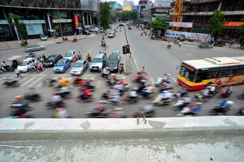 Dự kiến cả hai cây cầu này sẽ được đưa vào sử dụng dịp lễ 30/4 và 1/5, sớm hơn một tháng so với kế hoạch. Cách đây vài ngày, Phó chủ tịch UBND Hà Nội Nguyễn Văn Khôi đã chấp thuận đề nghị xây thêm 3 cầu vượt kết cấu bằng thép lắp ghép tại các nút giao đường Chùa Bộc - Phạm Ngọc Thạch, Đại Cồ Việt - Trần Khát Chân và Bạch Mai - Lê Thanh Nghị. Dự kiến cả hai cây cầu này sẽ được đưa vào sử dụng dịp lễ 30/4 và 1/5, sớm hơn một tháng so với kế hoạch. Cách đây vài ngày, Phó chủ tịch UBND Hà Nội Nguyễn Văn Khôi đã chấp thuận đề nghị xây thêm 3 cầu vượt kết cấu bằng thép lắp ghép tại các nút giao đường Chùa Bộc - Phạm Ngọc Thạch, Đại Cồ Việt - Trần Khát Chân và Bạch Mai - Lê Thanh Nghị.