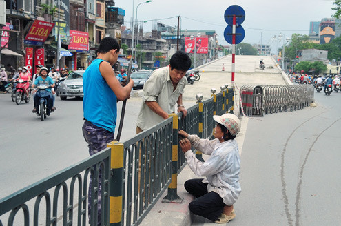 Tại hướng nam của cầu, chiều 16/4 công nhân bắt đầu phá dỡ dải phân cách để chuẩn bị lấy lối lên cầu cho xe. Tại hướng nam của cầu, chiều 16/4 công nhân bắt đầu phá dỡ dải phân cách để chuẩn bị lấy lối lên cầu cho xe.