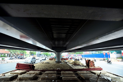 Cầu cao 4,75 m, rộng 9 m với 2 làn ôtô, 2 làn xe máy, cho phép xe dưới 3 tấn lưu hành với vận tốc 40 km/h. Cầu cao 4,75 m, rộng 9 m với 2 làn ôtô, 2 làn xe máy, cho phép xe dưới 3 tấn lưu hành với vận tốc 40 km/h.