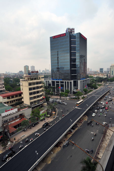 Cầu được xây dựng dọc tuyến đường Láng Hạ, dài 189 m, gồm 8 nhịp dầm thép liên tục, tổng vốn đầu tư hơn 67 tỷ đồng. Cầu được xây dựng dọc tuyến đường Láng Hạ, dài 189 m, gồm 8 nhịp dầm thép liên tục, tổng vốn đầu tư hơn 67 tỷ đồng.