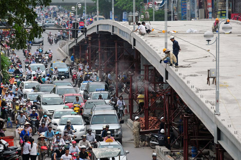 Cây cầu này hiện mới đổ bê tông, chưa trải nhựa mặt cầu. Mật độ phương tiện qua lại đây luôn đông đúc dù không phải giờ cao điểm. Cây cầu này hiện mới đổ bê tông, chưa trải nhựa mặt cầu. Mật độ phương tiện qua lại đây luôn đông đúc dù không phải giờ cao điểm.