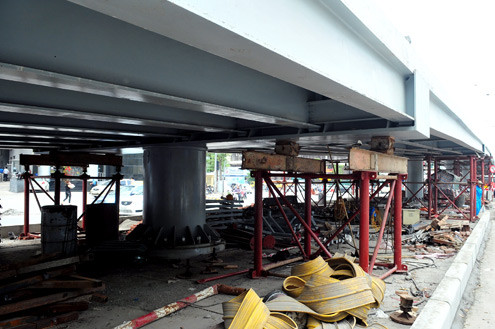 Phía dưới gầm giàn giáo, vật liệu xây dựng vẫn ngổn ngang vì đang trong quá trình thi công và hoàn thiện. Phía dưới gầm giàn giáo, vật liệu xây dựng vẫn ngổn ngang vì đang trong quá trình thi công và hoàn thiện.