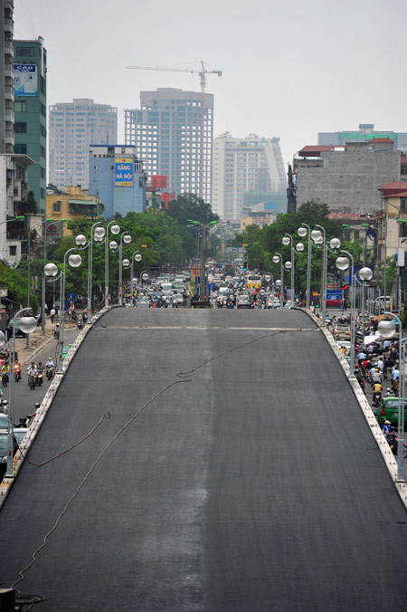 Hiện mặt cầu đã được trải nhựa, hệ thống đèn cao áp được lắp đặt, chỉ còn thiếu lan can hai bên. Hiện mặt cầu đã được trải nhựa, hệ thống đèn cao áp được lắp đặt, chỉ còn thiếu lan can hai bên.