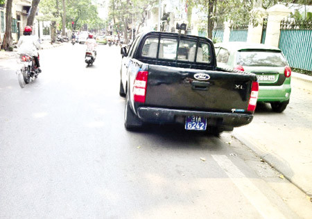 Ô tô biển 31A – 8242 của TTGT quận Ba Đình đỗ giữa lòng phố cấm (chụp trên phố Quán Thánh trưa, chiều 19/4). Ô tô biển 31A – 8242 của TTGT quận Ba Đình đỗ giữa lòng phố cấm (chụp trên phố Quán Thánh trưa, chiều 19/4).