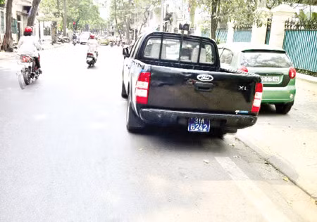 Ô tô biển 31A – 8242 của TTGT quận Ba Đình đỗ giữa lòng phố cấm (chụp trên phố Quán Thánh trưa, chiều 19/4).