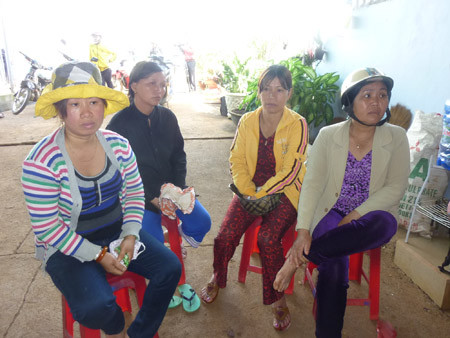 Người trồng cà phê xếp hàng đòi nợ doanh nghiệp Lan Diệu. Người trồng cà phê xếp hàng đòi nợ doanh nghiệp Lan Diệu.