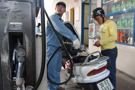 Việc tăng giá xăng dầu cần phải tính toán kỹ để đảm bảo hài hòa lợi ích doanh nghiệp và người dân.