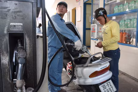 Việc tăng giá xăng dầu cần phải tính toán kỹ để đảm bảo hài hòa lợi ích doanh nghiệp và người dân.