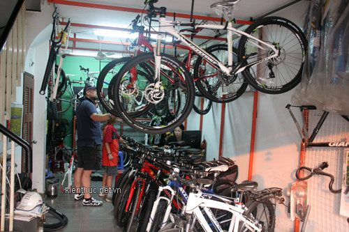 Có nhiều khách nước ngoài đến mua xe