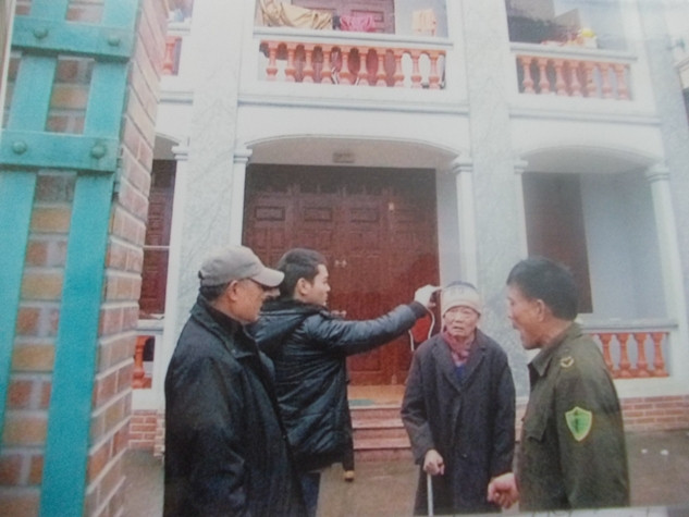 Ông Hùng đưa người nhà đến gây rối tại quỹ tín dụng nhân dân xã Hải Anh (Ảnh do các thành viên sáng lập quỹ tín dụng chụp lại)