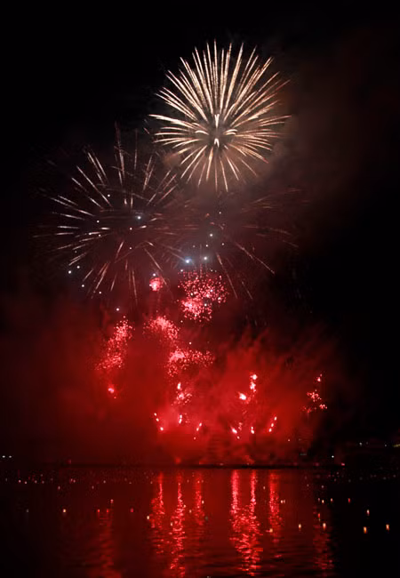 Sông Hàn lung linh bởi những màn pháo hoa, khi đỏ rực... Sông Hàn lung linh bởi những màn pháo hoa, khi đỏ rực...