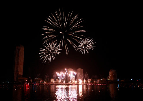 Đội Canada, vô địch cuộc thi pháo hoa quốc tế Đà Nẵng năm 2008, trình diễn đầu tiên. Đội Canada, vô địch cuộc thi pháo hoa quốc tế Đà Nẵng năm 2008, trình diễn đầu tiên.