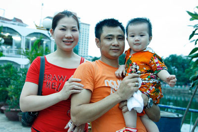 Gia đình hạnh phúc của Tự Long. Gia đình hạnh phúc của Tự Long.