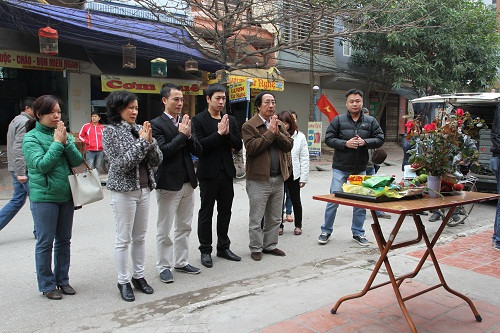 Đạo diễn Nguyễn Hữu Phần và ekip làm lễ trước khi mở máy.