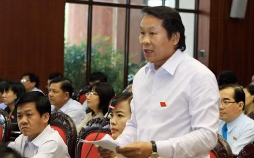 Ông Thân Đức Nam sinh năm 1958 tại huyện Điện Bàn, tỉnh Quảng Nam. Ông có bằng thạc sĩ quản trị kinh doanh.