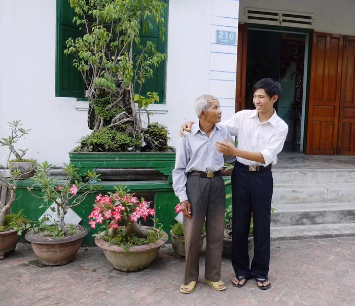 Giáo viên trẻ Đồng Minh Hiệp (24 tuổi), con một Cựu chiến binh tình nguyện ra Trường Sa công tác (trong ảnh lúc chia tay ông nội tại quê nhà)