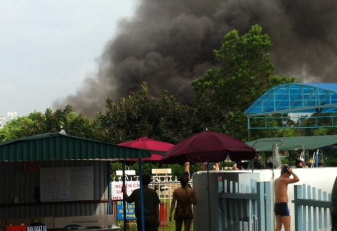 Khói đen mù mịt bốc lên từ hiện trường đám cháy. Khói đen mù mịt bốc lên từ hiện trường đám cháy.