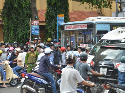 Các đối tượng đập cửa kính xe buýt xông vào hành hung tài xế Dung và nhân viên bán vé