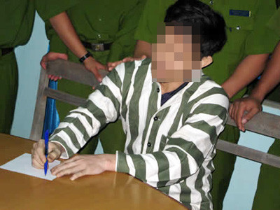 Tử tù viết thư trước khi ra pháp trường. Tử tù viết thư trước khi ra pháp trường.