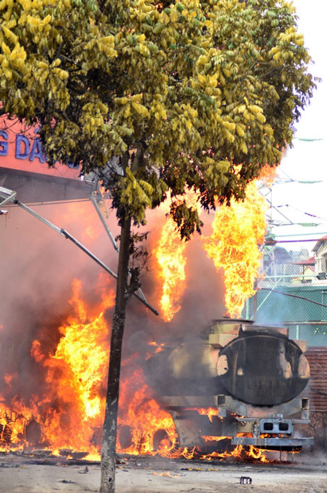 Lửa bốc cháy dữ dội Lửa bốc cháy dữ dội