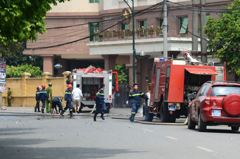 Rất nhiều lính cứu hỏa đến dập lửa Rất nhiều lính cứu hỏa đến dập lửa