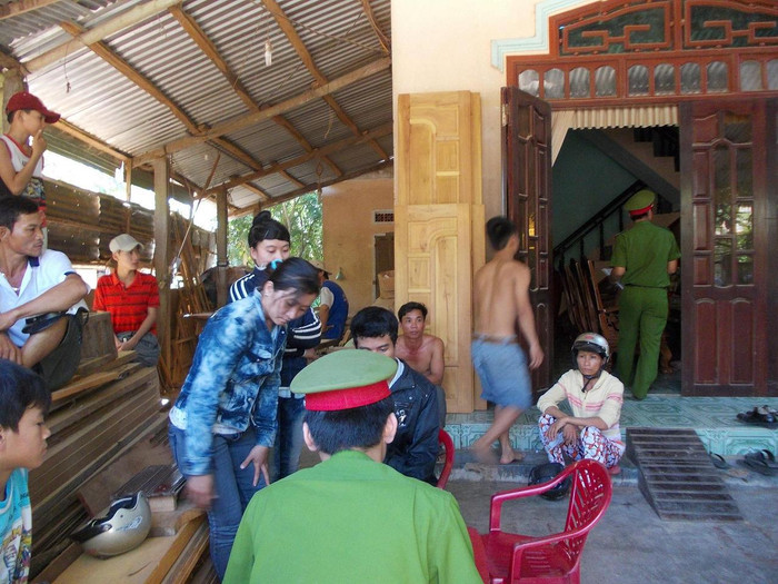 Công an đang làm việc với bốn mẹ con bà Nh. Công an đang làm việc với bốn mẹ con bà Nh.