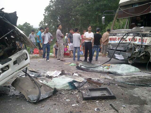 Nhiều người dân đến xem vụ việc Nhiều người dân đến xem vụ việc