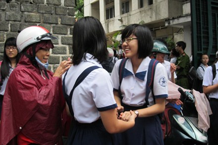 TS chúc mừng nhau sau khi biết được điểm chuẩn trường THPT Năng Khiếu.