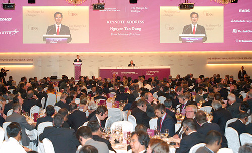 Việc Viện Nghiên cứu Chiến lược Quốc tế (IISS) mời Thủ tướng Nguyễn Tấn Dũng là diễn giả chính với bài phát biểu quan trọng tại Đối thoại Shangri-La lần thứ 12 cho thấy vai trò ngày càng tăng của Việt Nam trong nỗ lực duy trì hòa bình, an ninh và ổn định ở châu Á-Thái Bình Dương nói chung và Đông Nam Á nói riêng. TS John Chipman, Tổng Giám đốc IISS, khẳng định: "Chúng tôi thực sự tự hào vì năm nay, Thủ tướng Nguyễn Tấn Dũng nhận lời phát biểu chính tại Đối thoại, đồng thời rất mong chờ bài phát biểu của Thủ tướng Nguyễn Tấn Dũng để hiểu hơn về những ưu tiên trong chính sách đối ngoại của Việt Nam đối với châu Á-Thái Bình Dương”. Việc Viện Nghiên cứu Chiến lược Quốc tế (IISS) mời Thủ tướng Nguyễn Tấn Dũng là diễn giả chính với bài phát biểu quan trọng tại Đối thoại Shangri-La lần thứ 12 cho thấy vai trò ngày càng tăng của Việt Nam trong nỗ lực duy trì hòa bình, an ninh và ổn định ở châu Á-Thái Bình Dương nói chung và Đông Nam Á nói riêng. TS John Chipman, Tổng Giám đốc IISS, khẳng định: "Chúng tôi thực sự tự hào vì năm nay, Thủ tướng Nguyễn Tấn Dũng nhận lời phát biểu chính tại Đối thoại, đồng thời rất mong chờ bài phát biểu của Thủ tướng Nguyễn Tấn Dũng để hiểu hơn về những ưu tiên trong chính sách đối ngoại của Việt Nam đối với châu Á-Thái Bình Dương”.