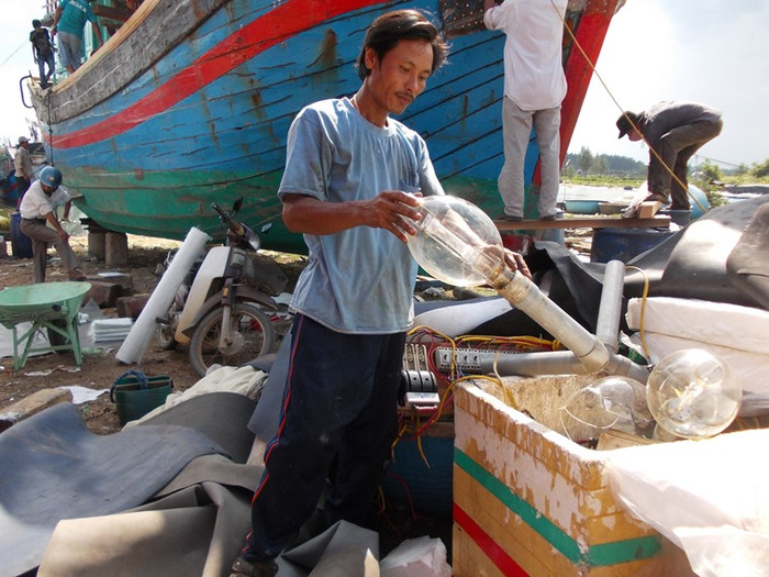 Ngư dân Huỳnh Văn Lắm đang gỡ dàn đèn câu cá ngừ đại dương xuống Ngư dân Huỳnh Văn Lắm đang gỡ dàn đèn câu cá ngừ đại dương xuống