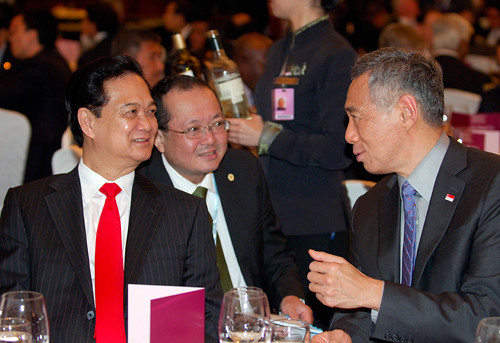 Thủ tướng Nguyễn Tấn Dũng trao đổi với Thủ tướng Singapore Lý Hiển Long sau khi kết thúc bài phát biểu. Trước khi diễn ra lễ khai mạc Đối thoại Shangri-La, Thủ tướng Nguyễn Tấn Dũng đã hội kiến Thủ tướng Lý Hiển Long. Thủ tướng Nguyễn Tấn Dũng trao đổi với Thủ tướng Singapore Lý Hiển Long sau khi kết thúc bài phát biểu. Trước khi diễn ra lễ khai mạc Đối thoại Shangri-La, Thủ tướng Nguyễn Tấn Dũng đã hội kiến Thủ tướng Lý Hiển Long.