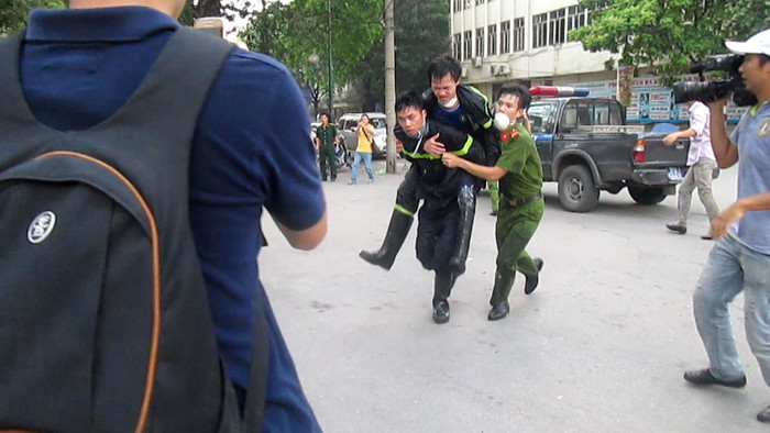 Lính cứu hỏa bị ngạt và được đưa đi cứu chữa Lính cứu hỏa bị ngạt và được đưa đi cứu chữa