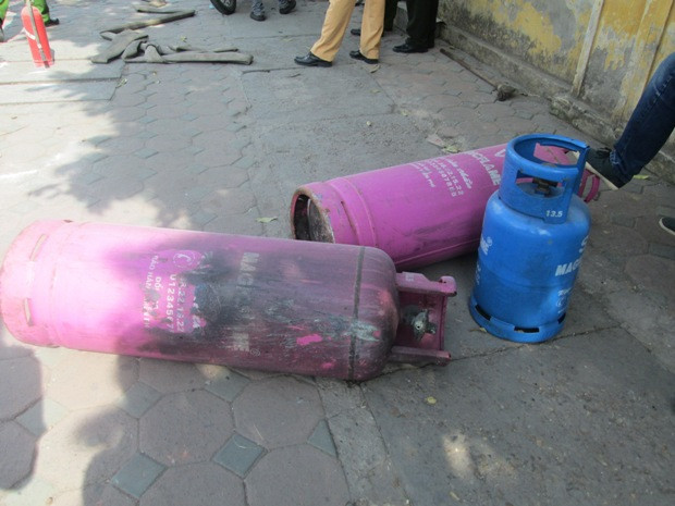 Các bình gas được chuyển ra khỏi vùng nguy hiểm Các bình gas được chuyển ra khỏi vùng nguy hiểm