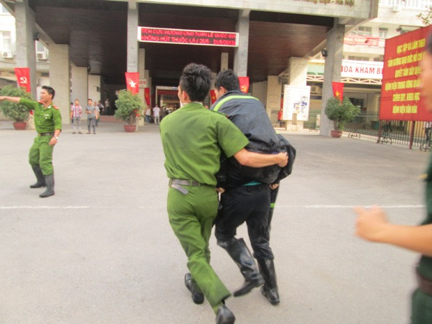 Một số lính cứu hỏa đã bị ngọn lửa tạt vào người và bị ngạt Một số lính cứu hỏa đã bị ngọn lửa tạt vào người và bị ngạt