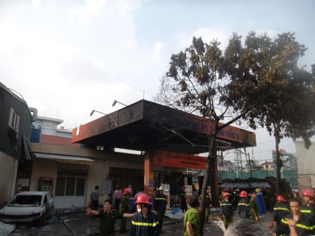 Theo ghi nhận của phóng viên tại hiện trường, đám cháy đang diễn biến phức tạp. Theo ghi nhận của phóng viên tại hiện trường, đám cháy đang diễn biến phức tạp.