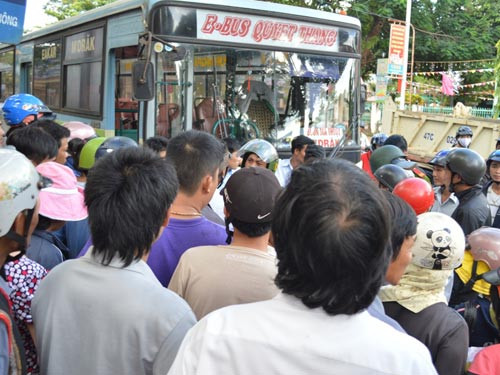 Lực lượng cảnh sát đến can thiệp, giữ trật tự giao thông sau khi vụ hành hung xảy ra